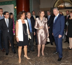 Doña Sofía fue recibida a su llegada al Teatro Real por la alcaldesa de Madrid, Ana Botella; el alcalde de Berlín, Klaus Wowerei y por el presidente d